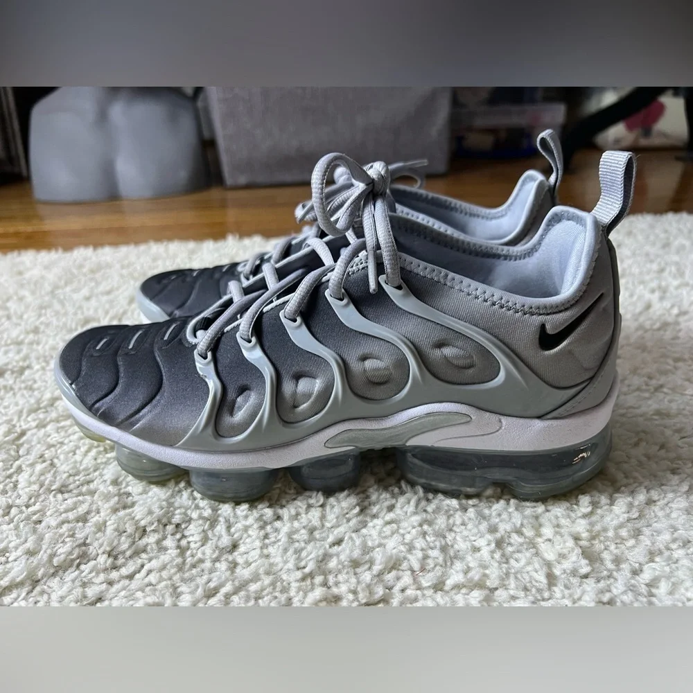 Men’s 7.5/ Women’s 9.5 Nike Air VaporMax Plus Sneakers - Picture 5 of 7